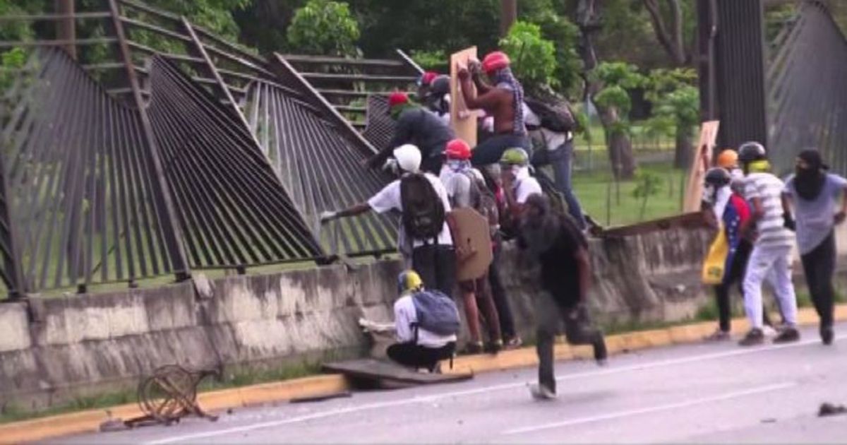 Violente manifestazioni contro Maduro a Caracas, scontri