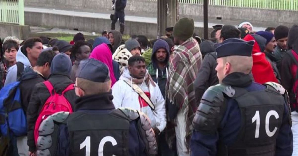 Parigi sgombera accampamento di migranti a Nord della città