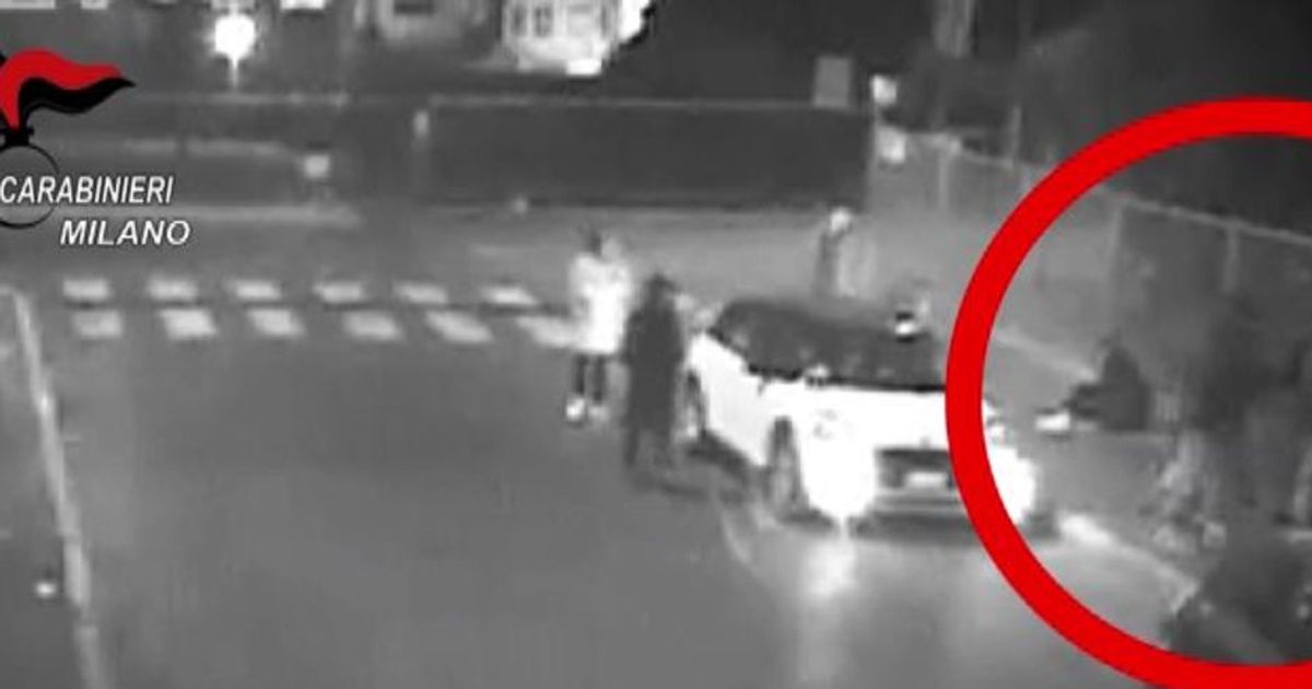 Il video del pestaggio omofobo di Corvetto a Milano, 8 arrestati
