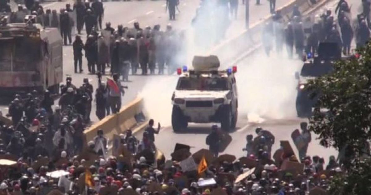 Scontri in Venezuela, contro la polizia bottiglie con escrementi