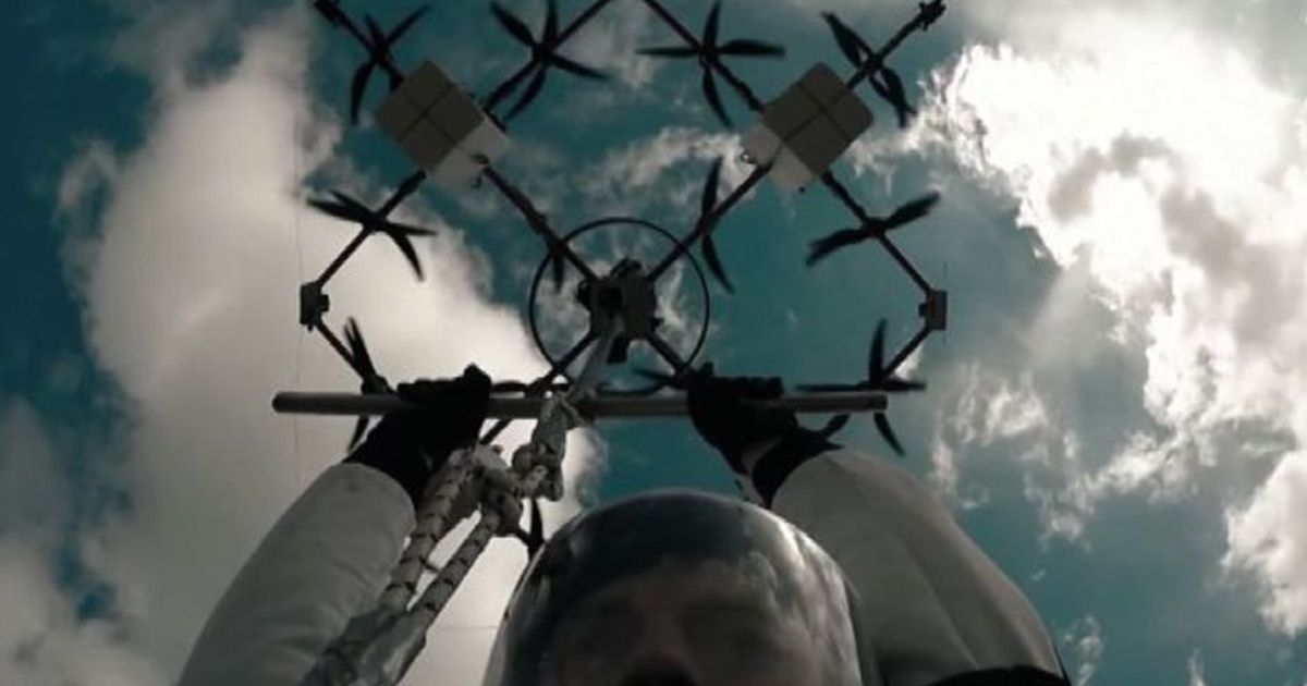 Dronediving: saltare da un drone, l’impresa di un parà lettone
