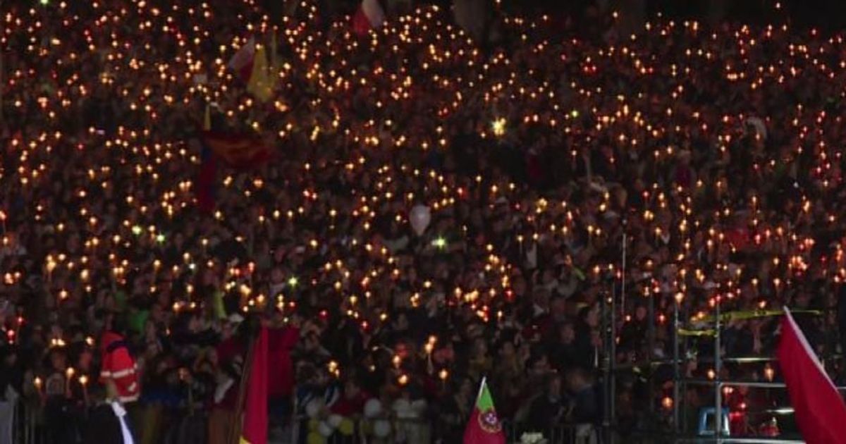La veglia del Papa al santuario di Fatima fra migliaia di fedeli