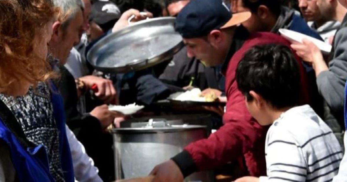 Vita da migrante, la distribuzione dei pasti a Grande-Synthe