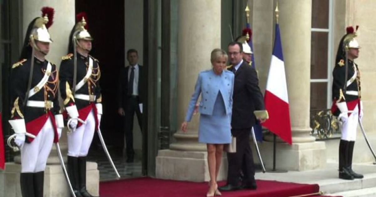 Brigitte si insedia all’Eliseo in celeste con il Vuitton prestato