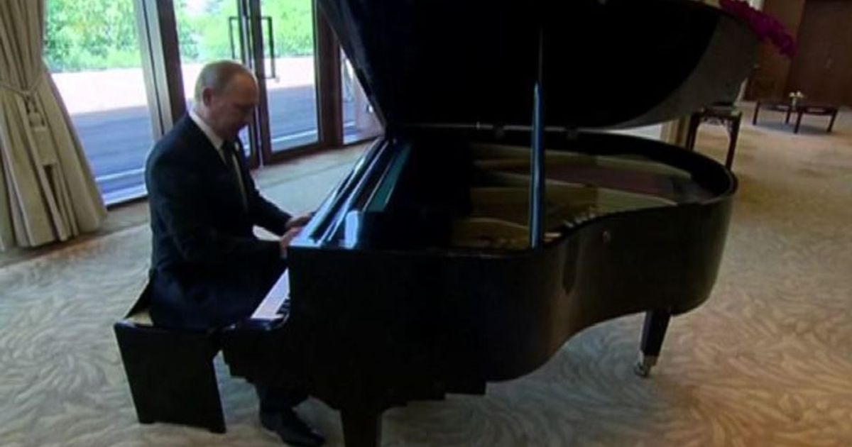 Putin inganna il tempo suonando il piano, il video è virale