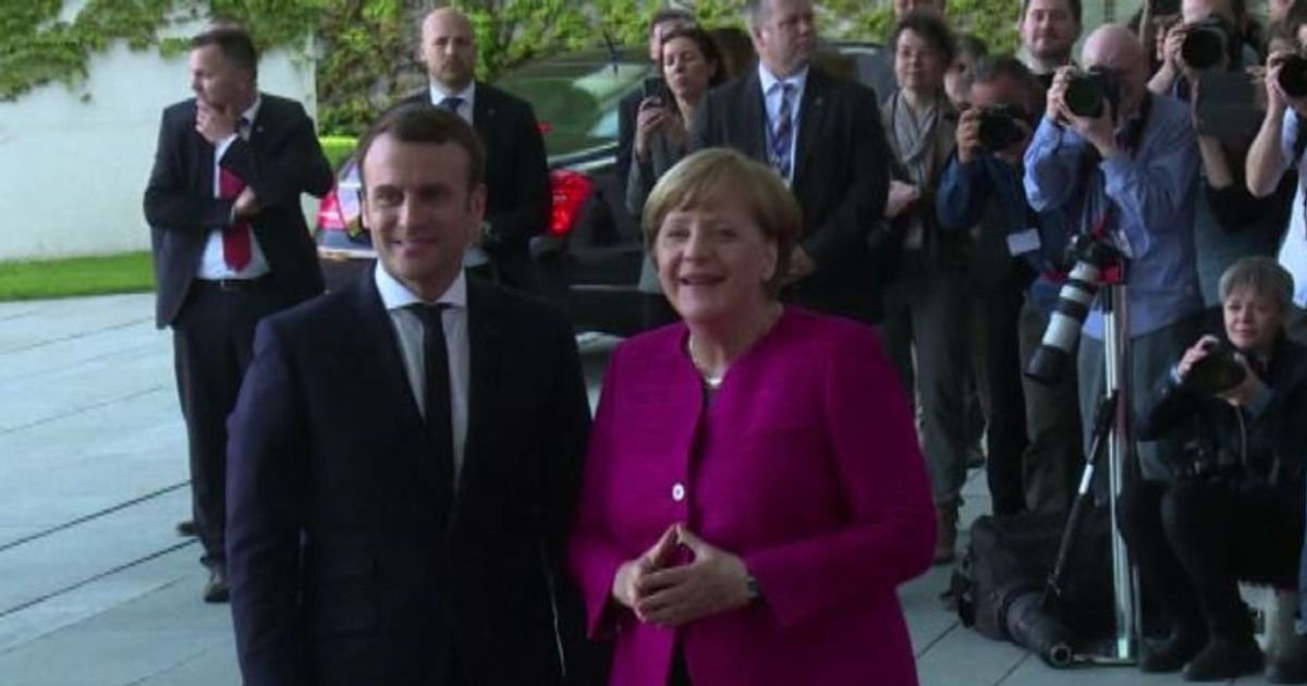 Primo incontro Macron-Merkel: apertura su riforma dei trattati Ue
