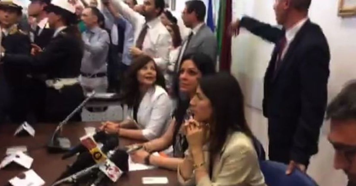 Raggi parla della funivia a Roma, Casapound la contesta: vergogna