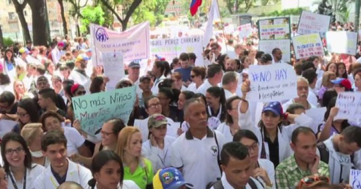 Centinaia di dottori in strada a Caracas, mancano medicine e cibo