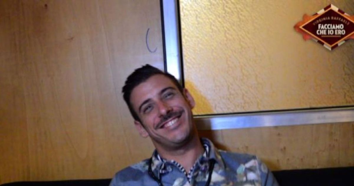 Gabbani gioca a “Facciamo che io ero” e imita Eros Ramazzotti