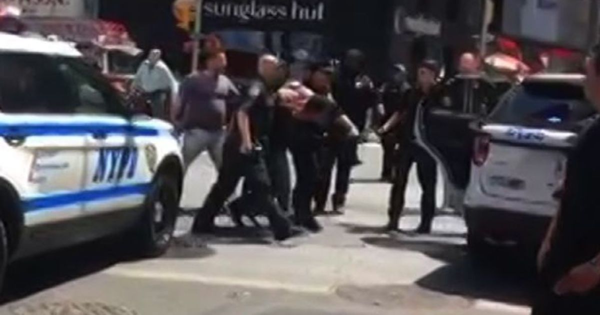 New York, il momento dell’arresto del pirata della strada