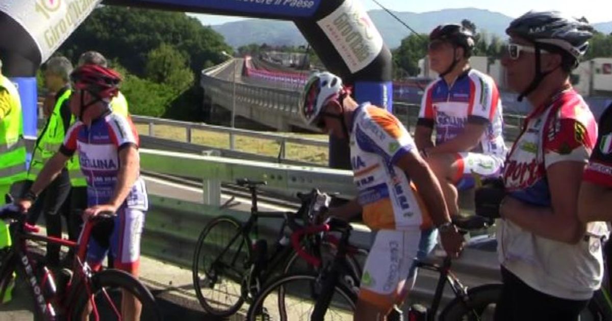 In bici sull Autostrada del Sole, in attesa del Giro d’Italia