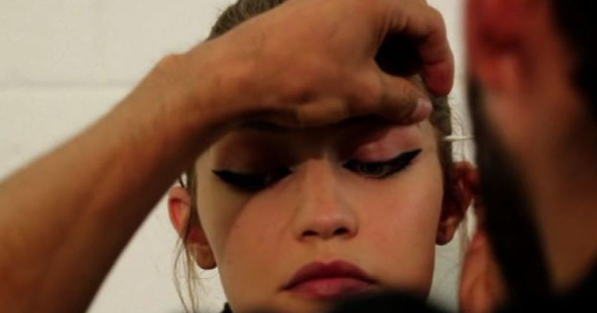 Look naturale e smokey eyes, i beauty trend di quest’estate