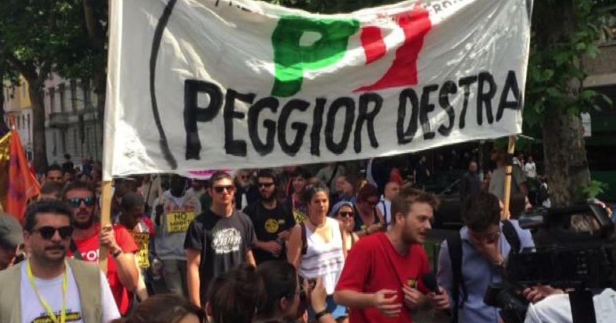 Marcia per i migranti a Milano, antagonisti contestano Pd e Sala