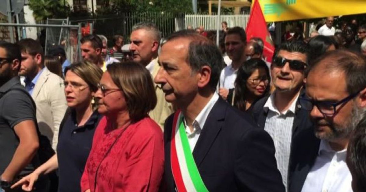 A Milano la marcia antirazzista: accogliere i migranti, no muri