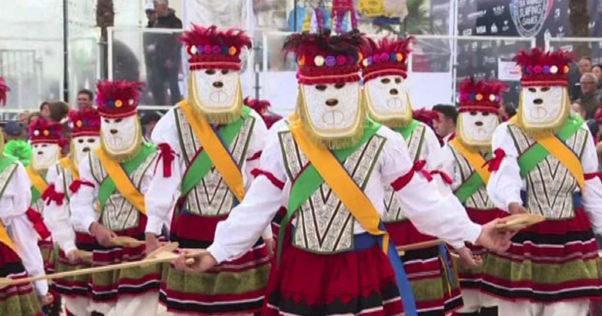 Mondiali di surf, la parata inaugurale a Biarritz in Francia