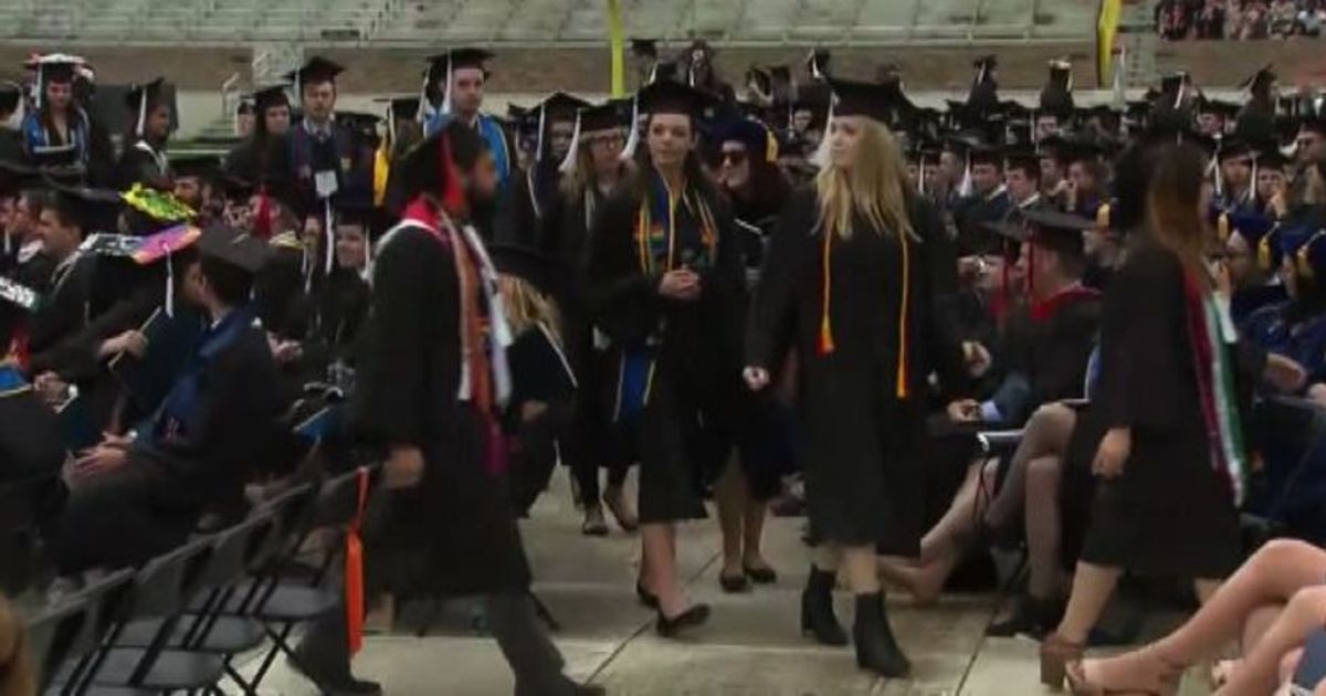 Usa, studenti università protestano contro vicepresidente Pence