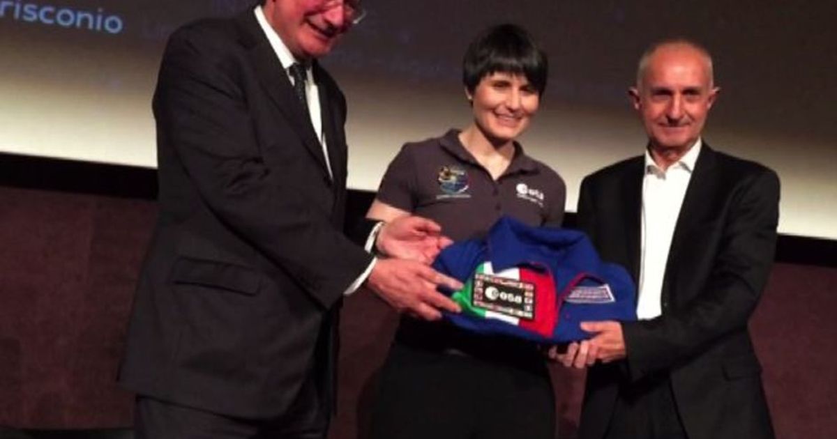 @AstroSamantha regala al Museo della scienza la sua tuta spaziale