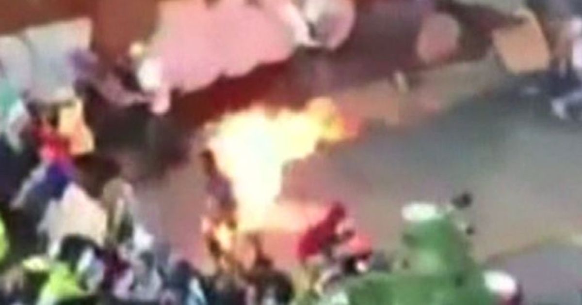 Venezuela, 8 settimane di protesta, 51 morti. Uomo in fiamme