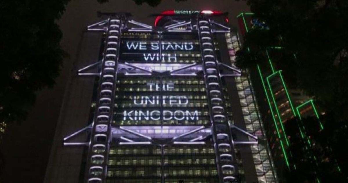 Luci accese per Manchester, tributo da un grattacielo a Hong Kong