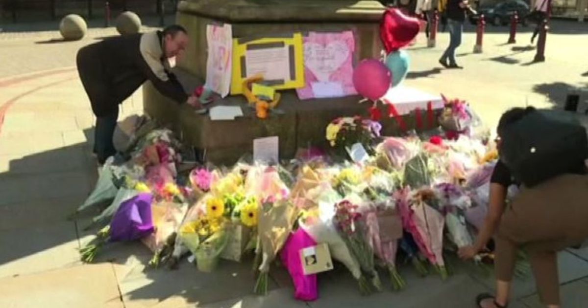 Attacco Manchester, fiori, palloncini e ricordi per le vittime