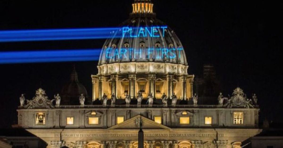 Blitz di Greenpeace: messaggio per Trump sulla Cupola di S.Pietro