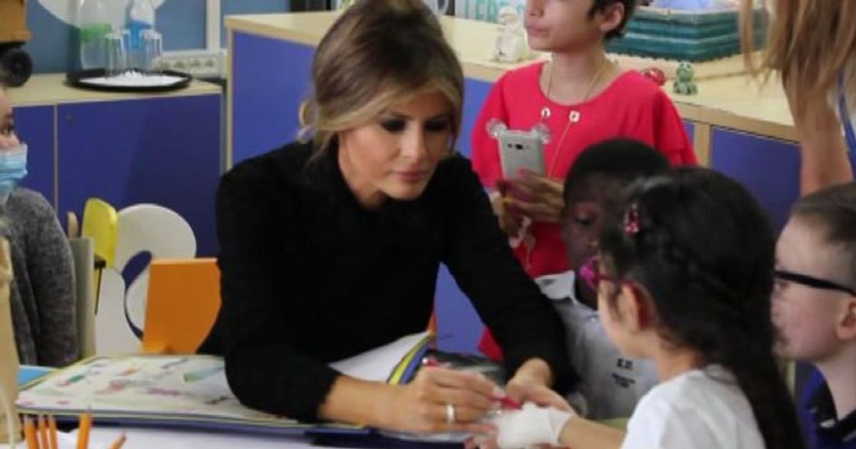 Melania Trump gioca con i piccoli pazienti al Bambino Gesù