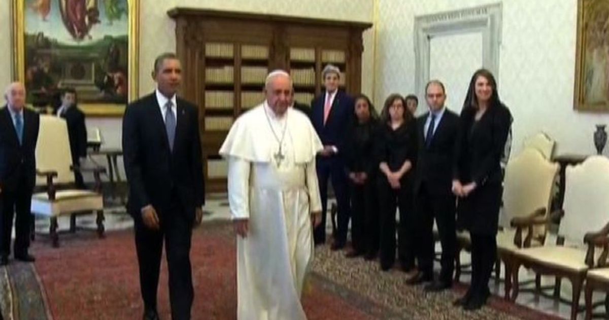 La faccia triste del Papa di fianco a Trump: lo scatto è virale