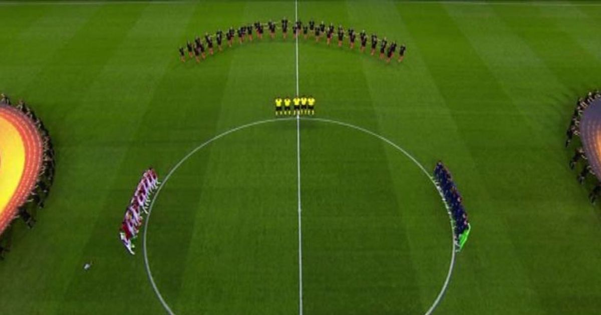 Europa League, trofeo al Manchester Utd con dedica alle vittime