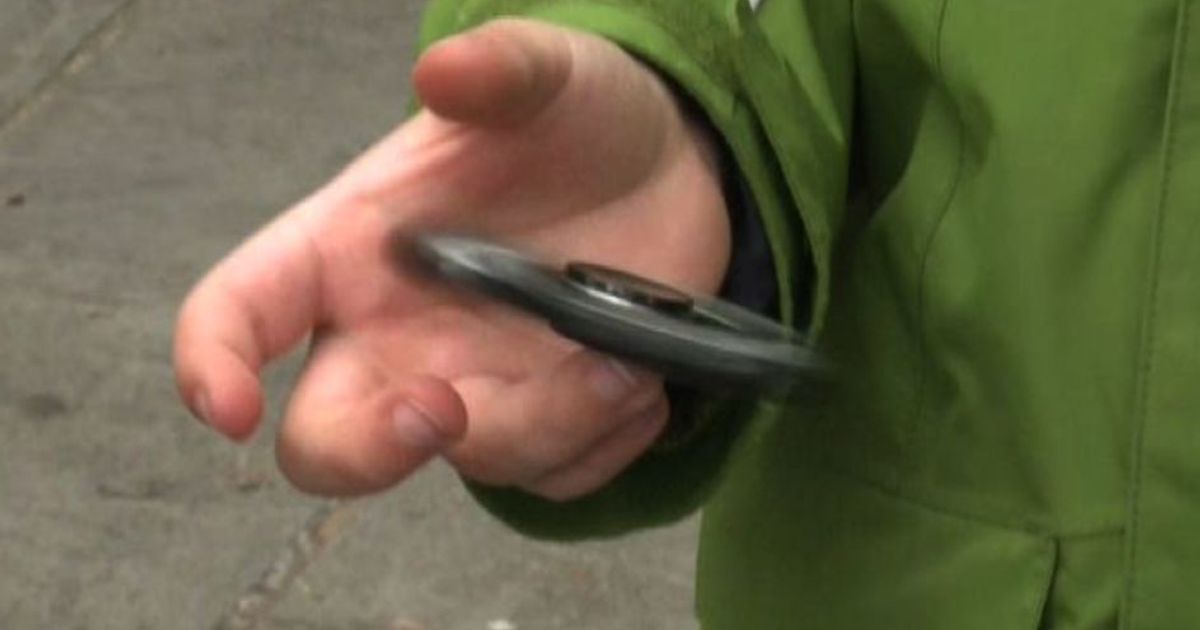 Spinner fidget, il dischetto anti-stress bandito nelle scuole