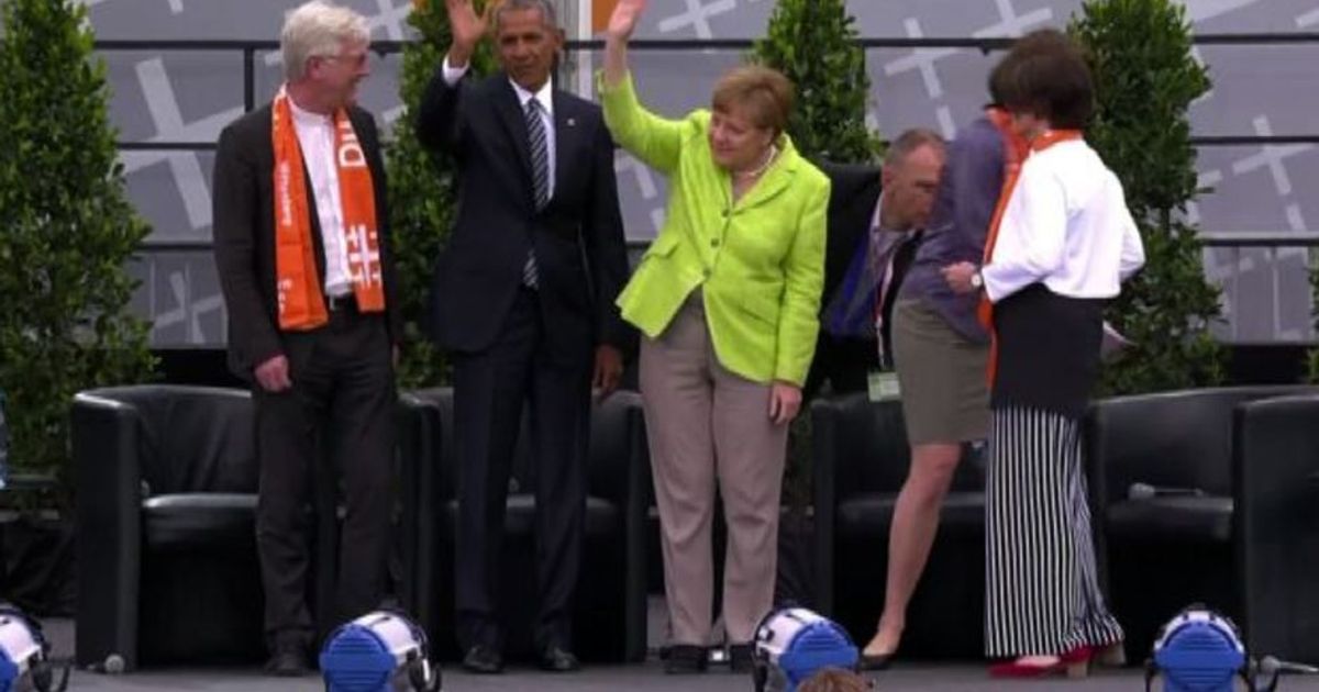 Obama sotto la Porta di Brandeburgo a Berlino con Angela Merkel