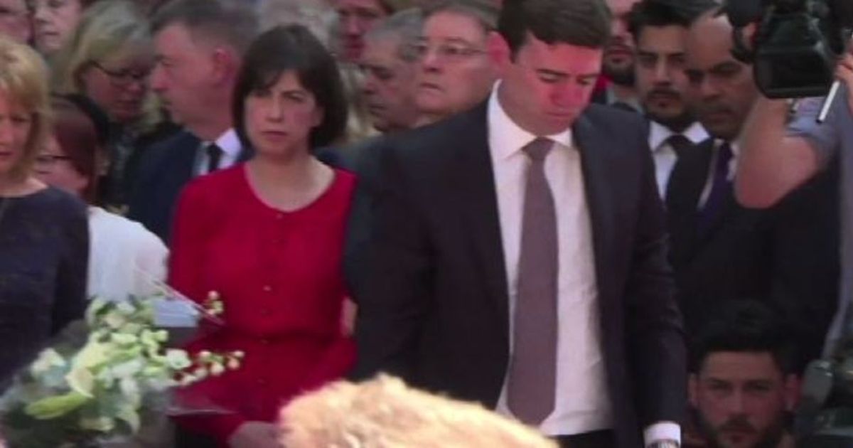 Manchester, la folla canta gli Oasis in onore delle vittime