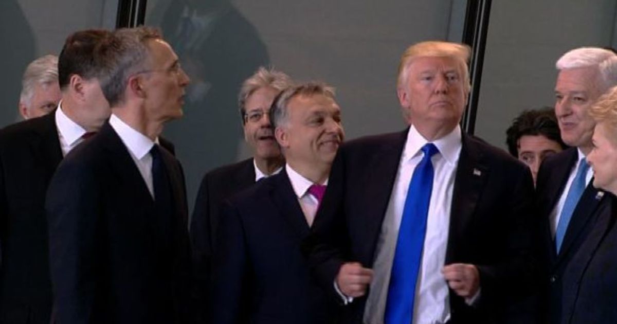 Trump il bullo, spinge il leader del Montenegro per la prima fila