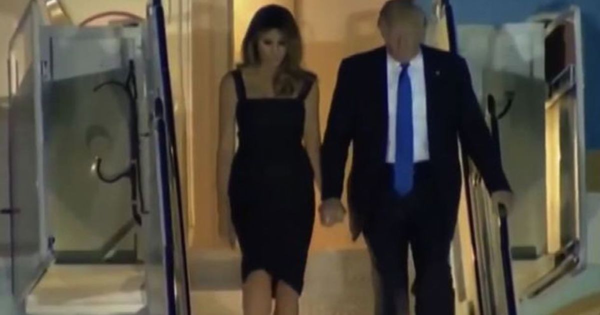 G7, Trump dà finalmente la mano a Melania scendendo dall’aereo