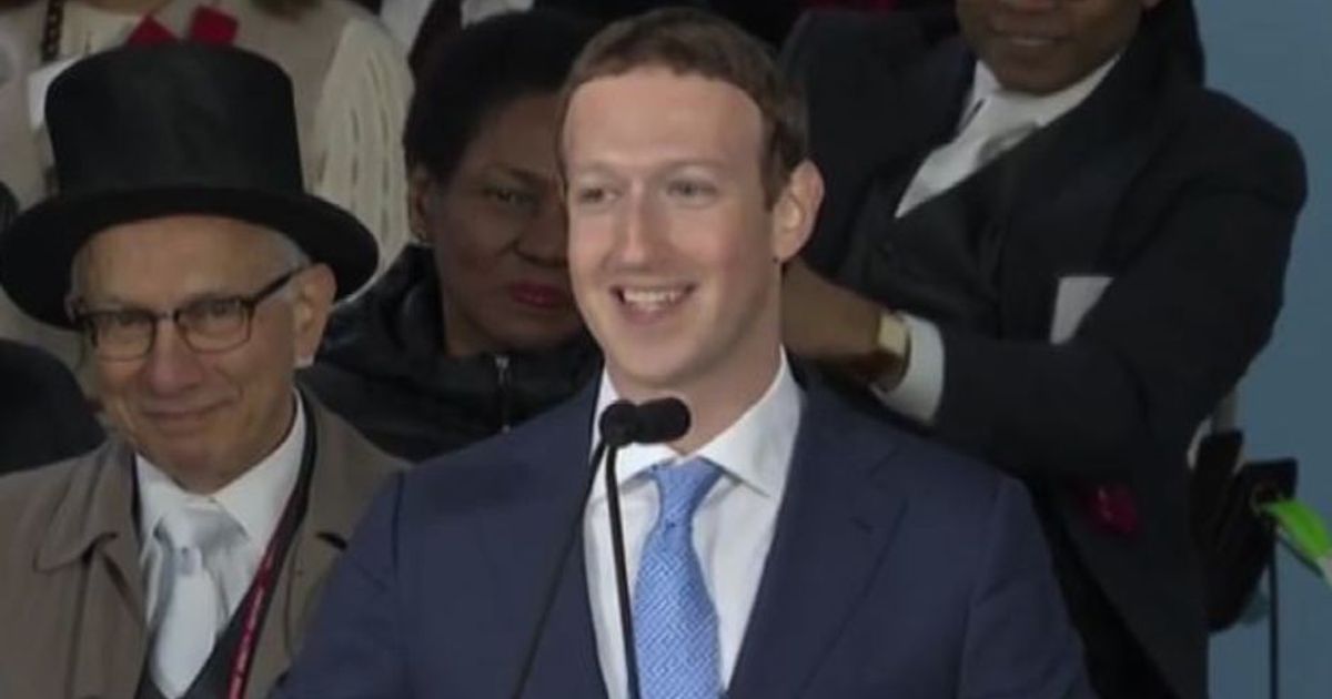 Mark Zuckerberg torna ad Harvard da vincitore: laurea ad honorem