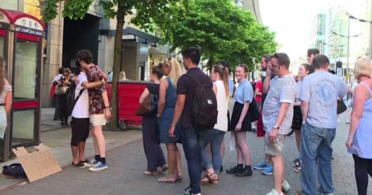 Manchester contro i pregiudizi, giovane musulmano regala abbracci