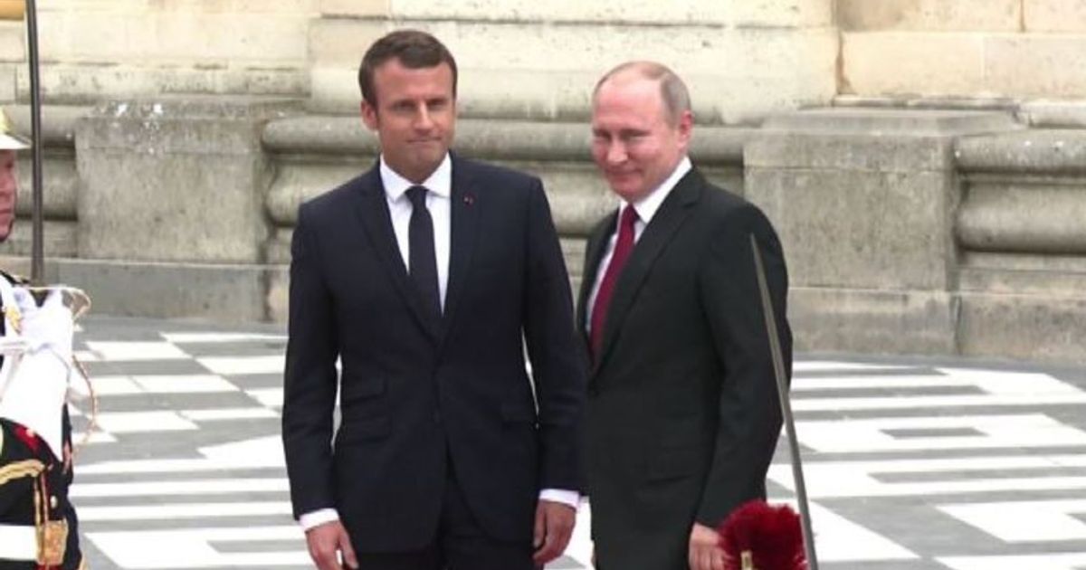 Macron incontra Putin, l’arrivo a Versailles del presidente russo