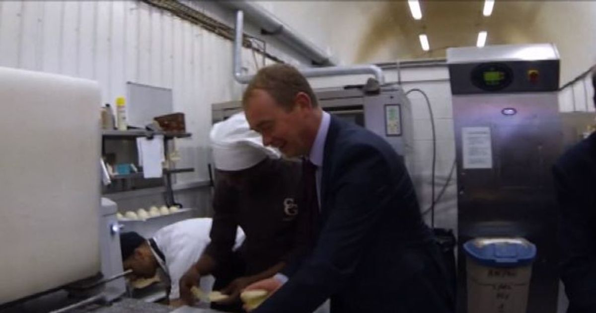 Gb, il leader Libdem Tim Farron a lezione di pasticceria