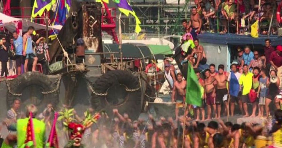 Hong Kong, remi in acqua per la regata del dragone