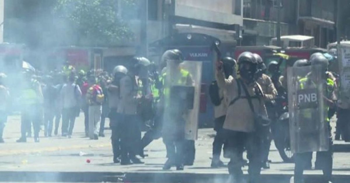 Venezuela, moto e gas lacrimogeni contro folla 2.000 manifestanti