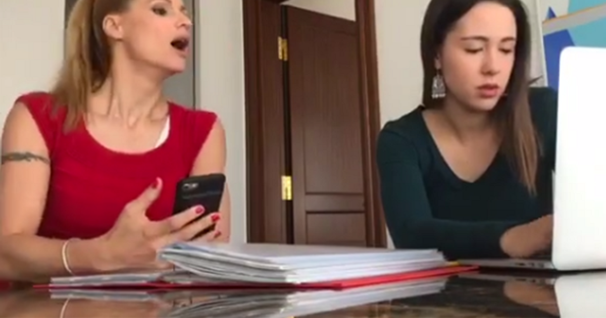 Michelle Hunziker disturbatrice mentre la figlia Aurora studia…