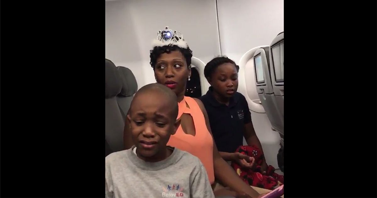Bimbo in lacrime, la sua famiglia cacciata dall’aereo per una torta