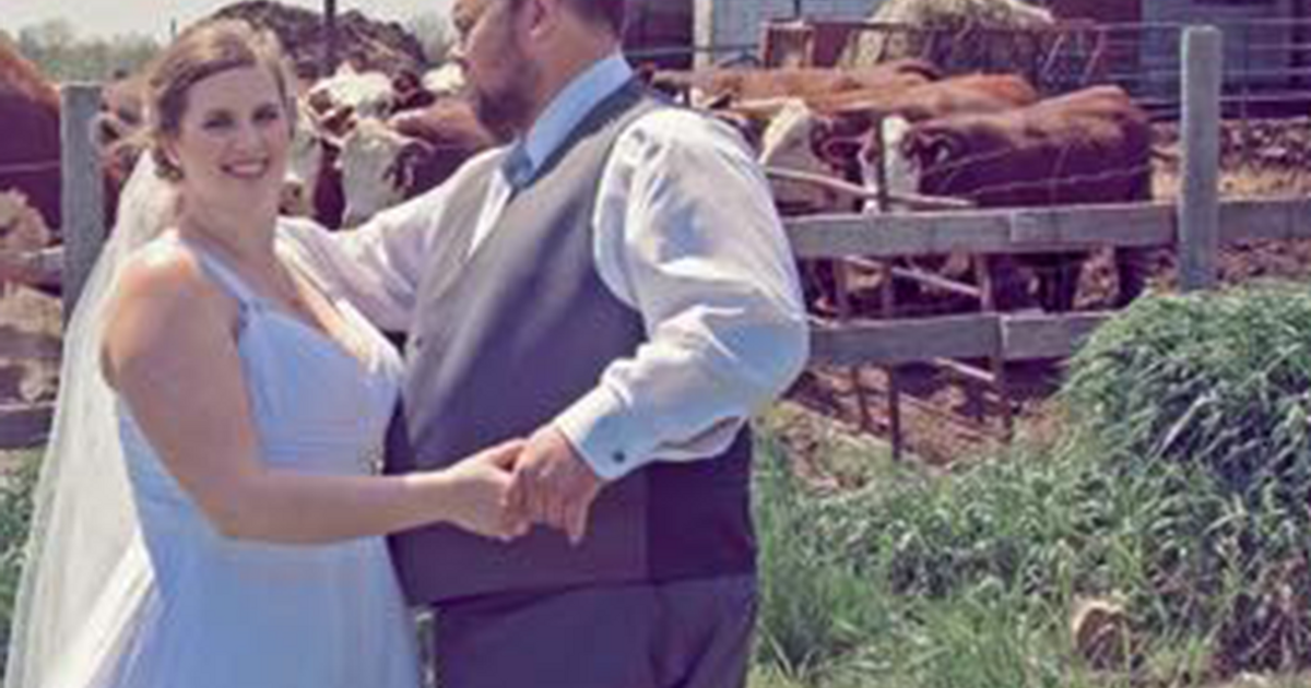 Foto dal matrimonio (in fattoria): il photobombing diventa virale…
