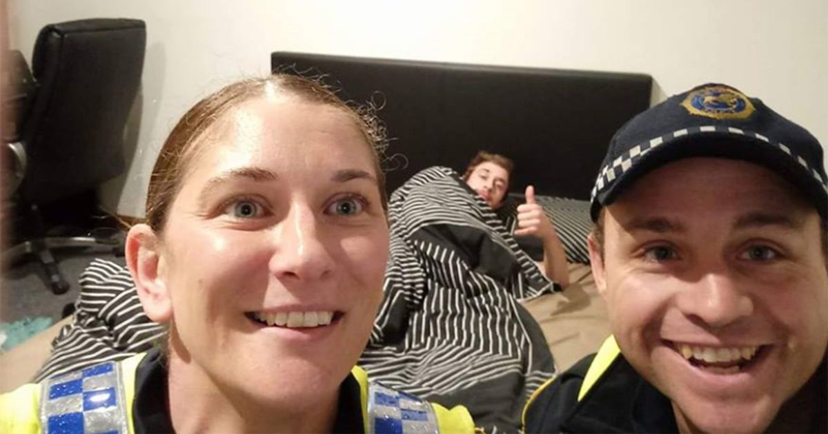 Trova un selfie con i poliziotti sul suo cellulare al risveglio dopo una sbornia