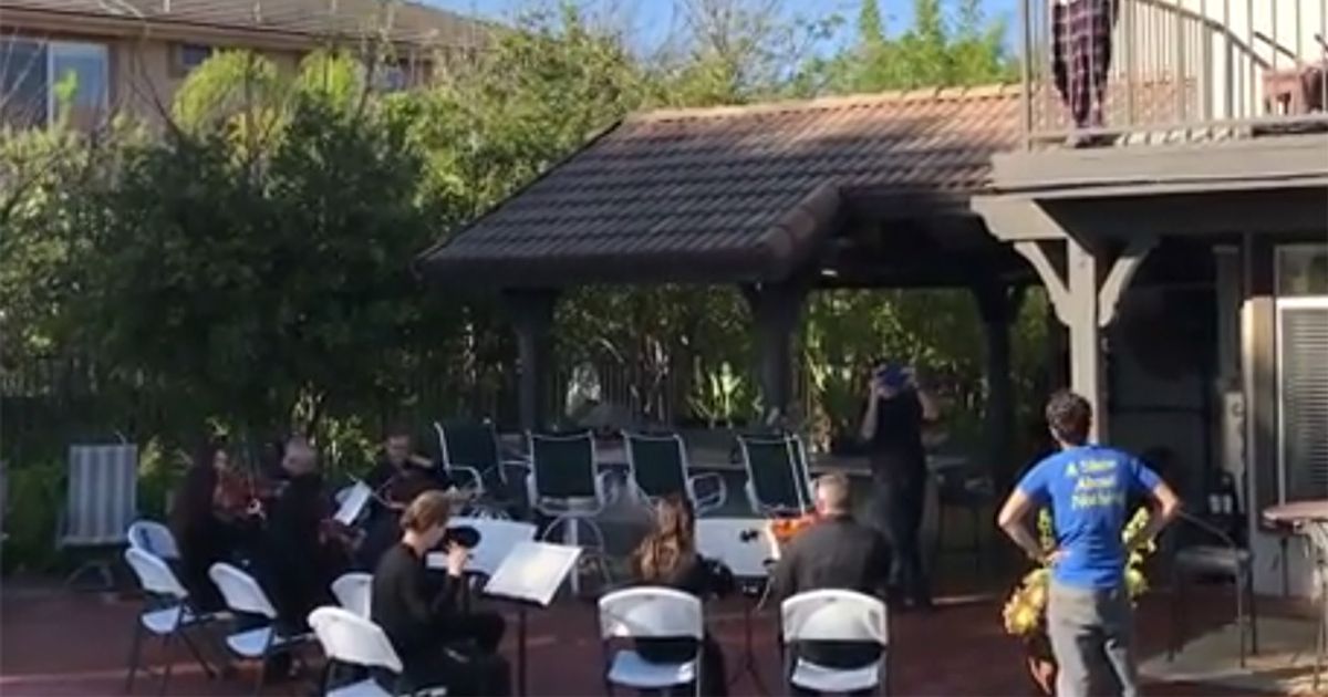 Un risveglio da favola con serenata per il suo compleanno