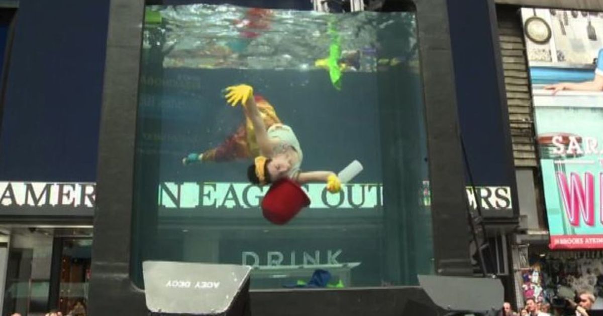 Performance artistica a Time Square dentro un acquario gigante
