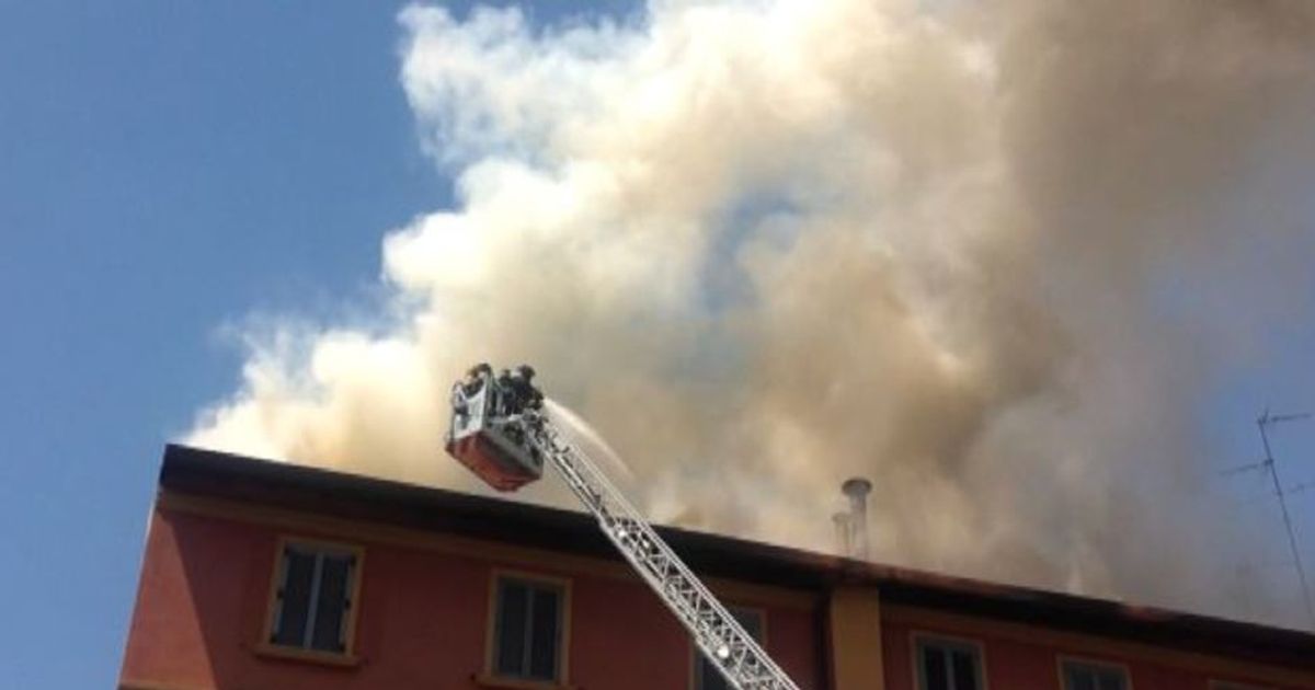 In fiamme tetto di una casa a Milano, chiuso viale Monza