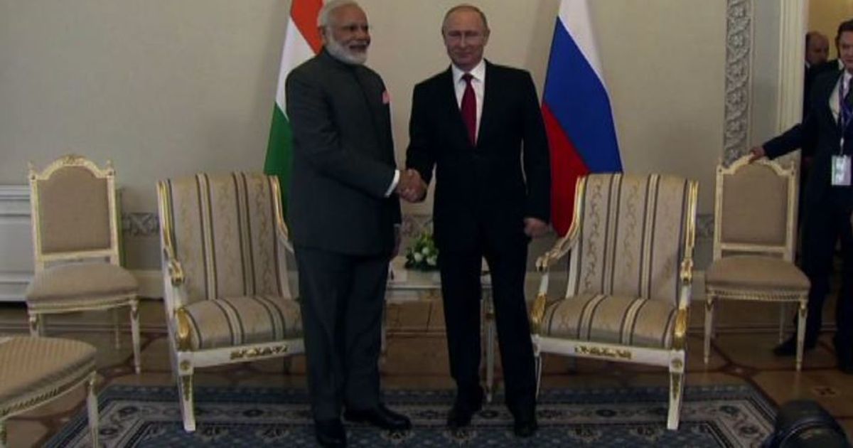 Putin incontra il premier indiano Modi a San Pietroburgo