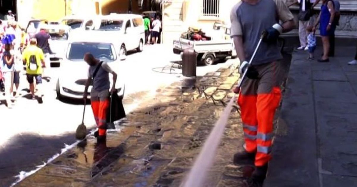 Firenze, acqua sui sagrati per evitare i bivacchi dei turisti