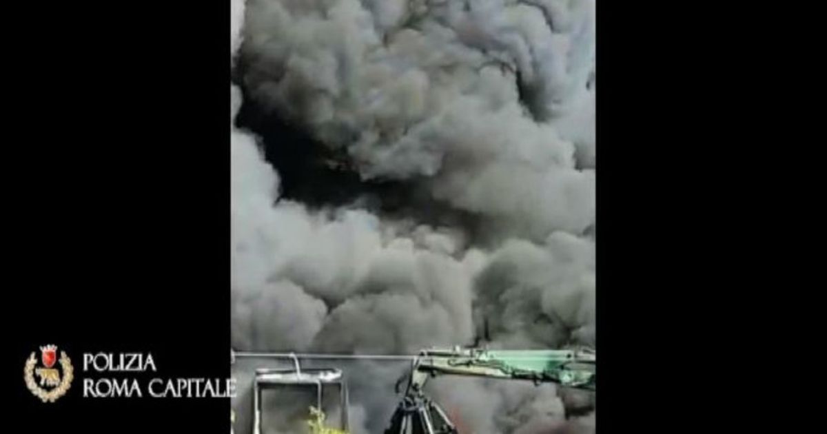 Roma, le immagini del rogo nel deposito auto in via Battistini