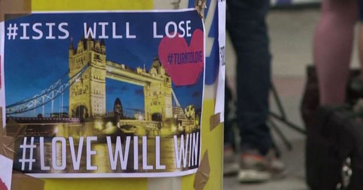 Londra, fiori e messaggi: il cordoglio dei londinesi